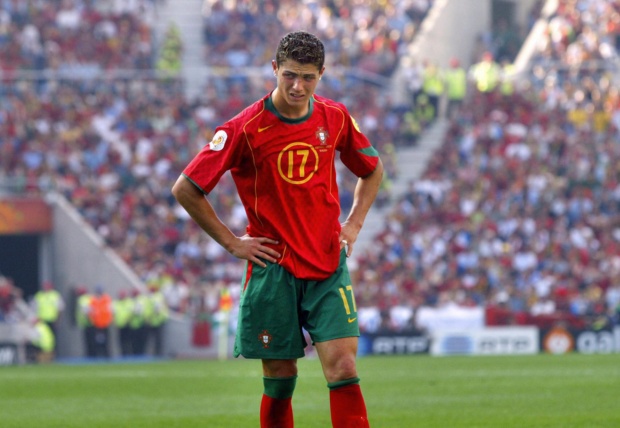 Ronaldo tại Euro 2004: Nước mắt đổi lấy sự trưởng thành