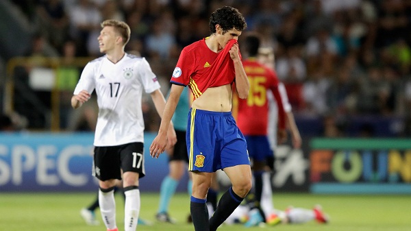 VIDEO:Các cầu thủ U21 Tây Ban Nha từ chối đeo huy chương bạc