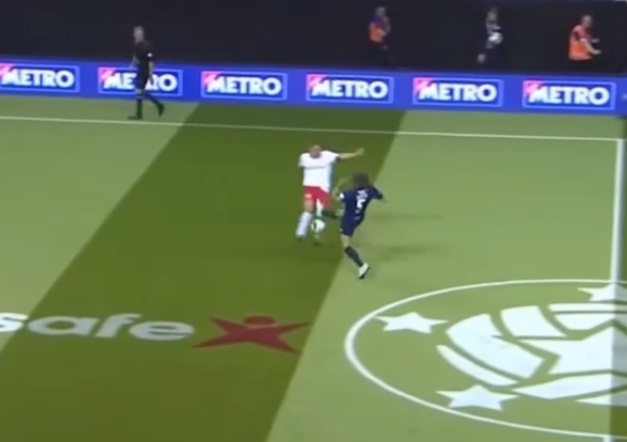 VIDEO: Carles Puyol vào bóng ác ý với Phil Neville