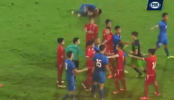 VIDEO: Màn 'đấu võ' giữa U23 Myanmar và U23 Singapore