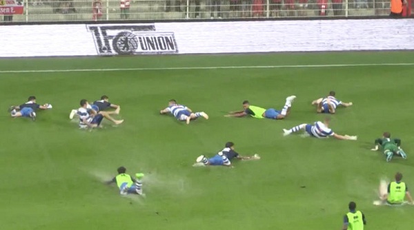 VIDEO: Các cầu thủ QPR và Union Berlin trượt cỏ cực hài