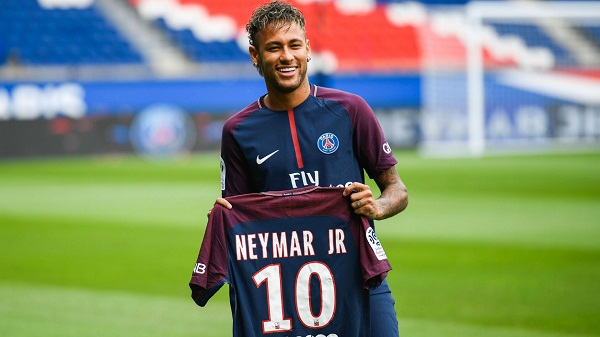 VIDEO: Neymar đẹp trai như tài tử trong ngày ra mắt PSG