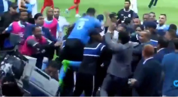 VIDEO: Cầu thủ đánh trọng tài tại chung kết Arab Cup 2017