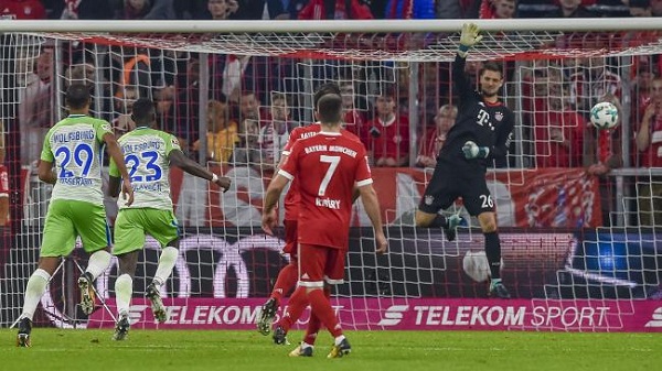 VIDEO: Thủ thành Bayern mắc sai lầm ngớ ngẩn trước Wolfsburg