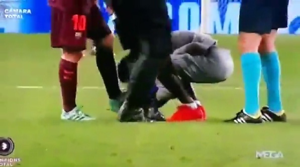 VIDEO: Fan cuồng chạy vào sân hôn giày Messi đầy táo bạo