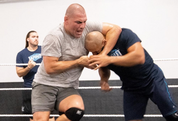 Cain Velasquez tập luyện tại Trung tâm huấn luyện trình diễn WWE