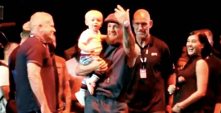 'Nhóc tì' nhà Conor cực đáng yêu trong buổi tập của bố tại UFC 229