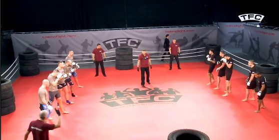 VIDEO: Hài hước khi các võ sĩ MMA chơi ... đánh hội đồng 
