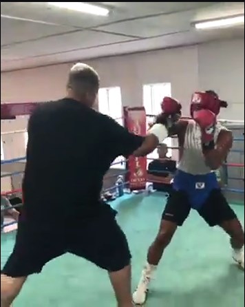 VIDEO: Cậy to xác vẫn 'ngập hành' trước nhà vô địch Boxing 