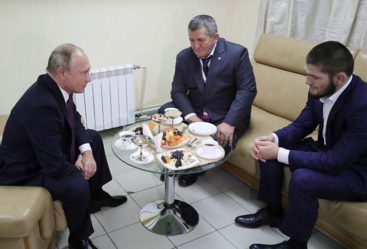 Tổng thống Nga Putin chúc mừng Khabib: 'Tôi sẽ nói với bố cậu giảm nhẹ án phạt'