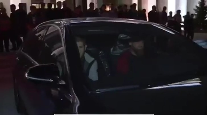 Chờ án phạt, Khabib nhận một chiếc Mercedes mới từ lãnh đạo Chechnya