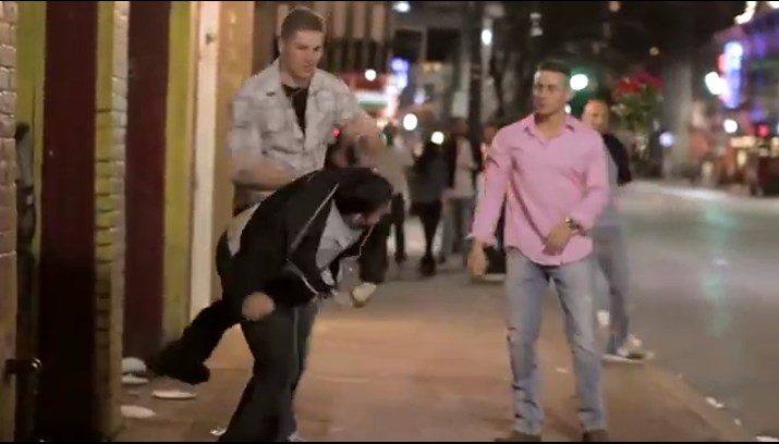 VIDEO Chàng trai kết thúc 2 cú knockout chớp nhoáng trước khi chạy trốn cảnh sát