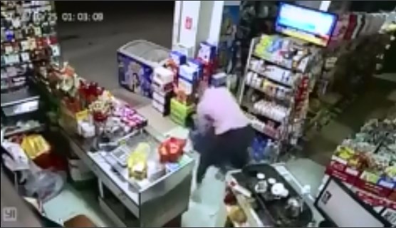 VIDEO Tên cướp bị người chủ tiệm già dùng MMA đánh tơi tả