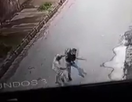 VIDEO Hạ gục tên cướp dùng súng chỉ sau 3 đòn đấm