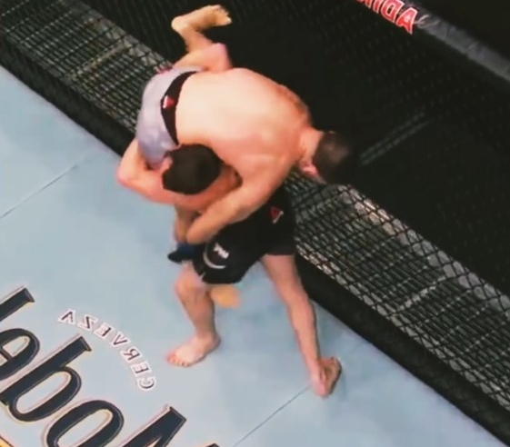 Quật ngã đối thủ, võ sĩ UFC ... tự knockout chính mình