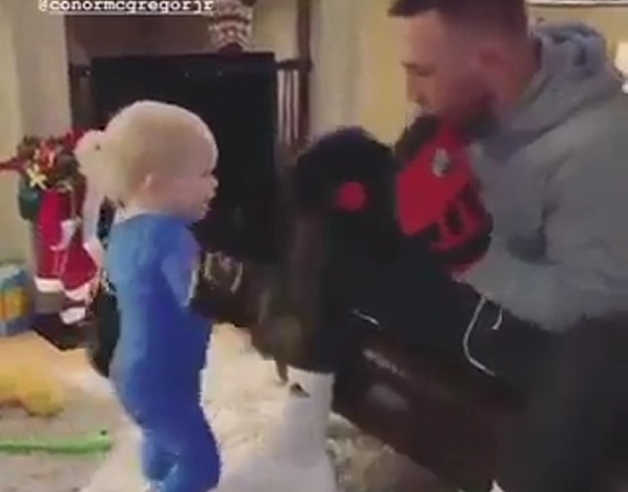 VIDEO Conor McGregor dạy con trai tập Boxing chào năm mới