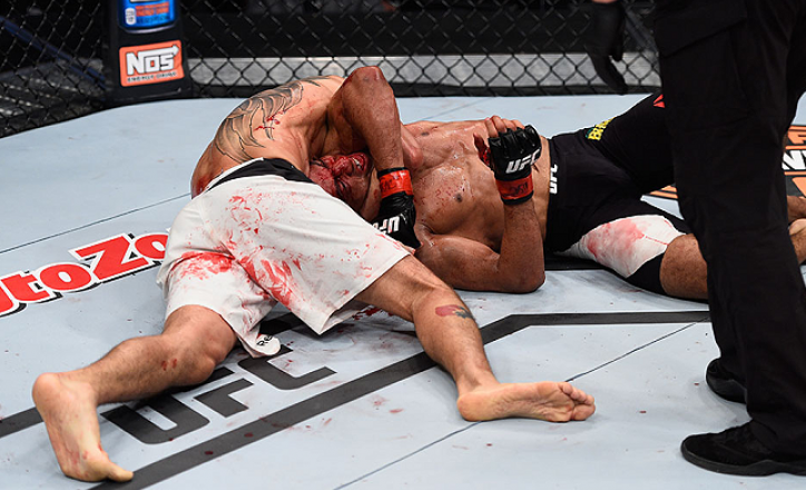 VIDEO Võ sĩ UFC khiến đối thủ đầu hàng bằng bằng đòn siết cực khó
