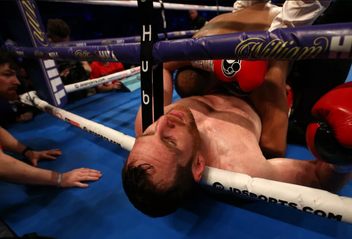 VIDEO: Boxer nổi khùng, cắn đối thủ ngay giữa trận đấu
