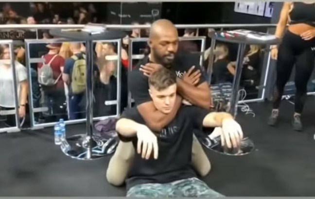 VIDEO Nhà vô địch UFC Jon Jones siết ngất fan hâm mộ