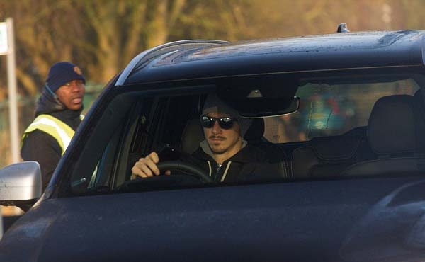 Dàn cầu thủ MU lái xe 'cực ngầu' đến sân tập trước trận gặp Middlesbrough