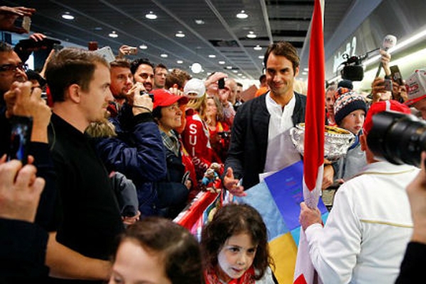Federer về nước sau Úc mở rộng: Còn hơn cả người hùng