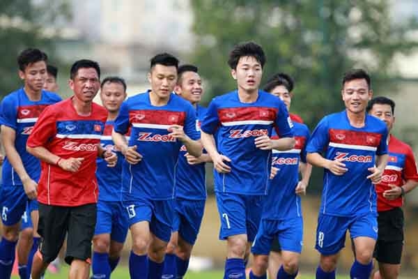 ĐT Việt Nam tập sân cỏ nhân tạo trước trận gặp Afghanistan