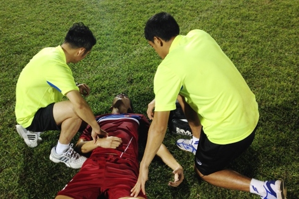 Cầu thủ U20 VN nâng cao tinh thần sau sự cố nằm bất động