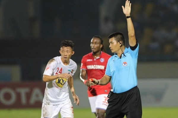 Tin HOT 16/4: 'Cầu thủ Quảng Ninh xứng đáng nhận thẻ đỏ'