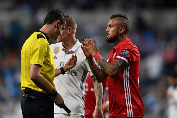 Ba cầu thủ Bayern vào phòng thay đồ trọng tài làm loạn