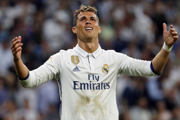 Ronaldo nổi giận với 2 đồng đội của Real sau trận thua Barca