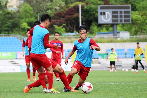 Cầu thủ U20 VN bắn tiếng Anh như gió trước báo chí Hàn Quốc