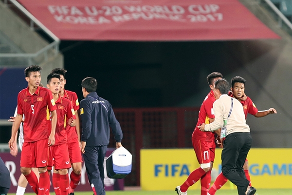 Tại sao HLV Hoàng Anh Tuấn quát tháo cầu thủ U20 Việt Nam?