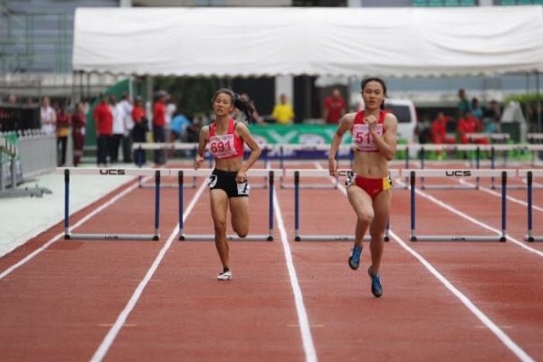 VĐV Việt Nam chạy 400m rào vượt kỷ lục trẻ châu Á