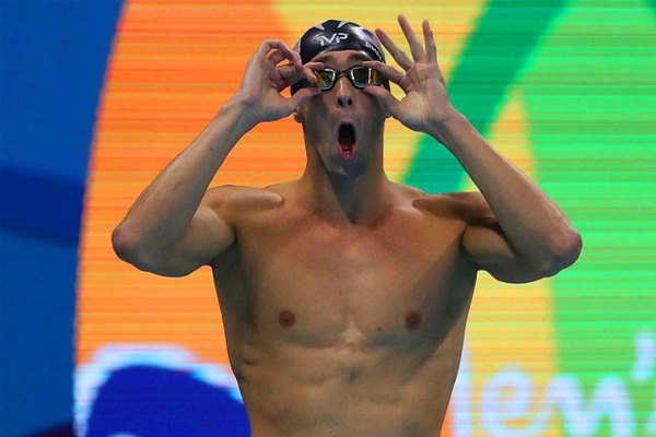 Michael Phelps bơi thi cùng cá mập trắng