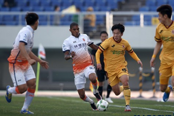 Xuân Trường dự bị, Gangwon vào top 3 K-League