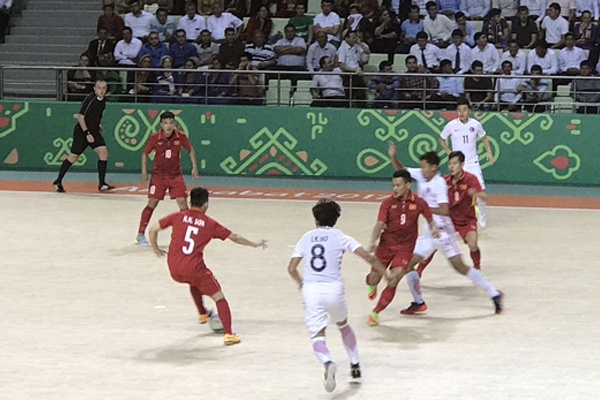 ĐT Futsal VN thắng kịch tính, nuôi hi vọng vào tứ kết