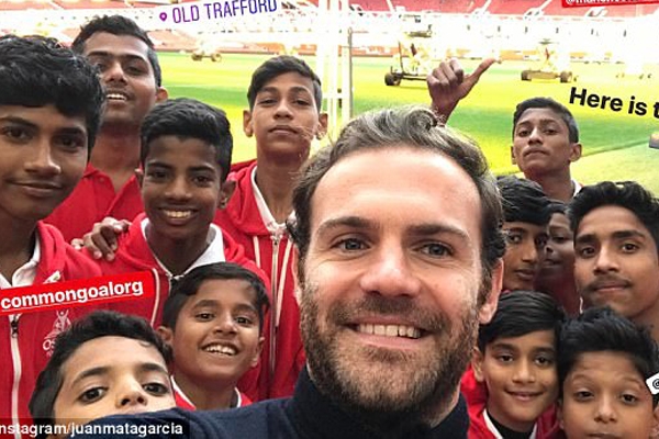 Juan Mata dẫn trẻ em nghèo tham quan sân Old Trafford