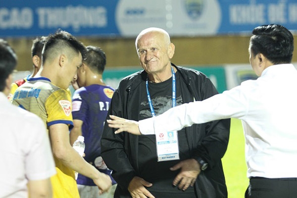 HLV Thanh Hóa bất mãn và chào thua V-League vì điều 'rất lạ'