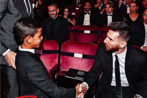 Con trai Ronaldo gửi lời nhắn tới Messi trước thềm lễ trao QBV