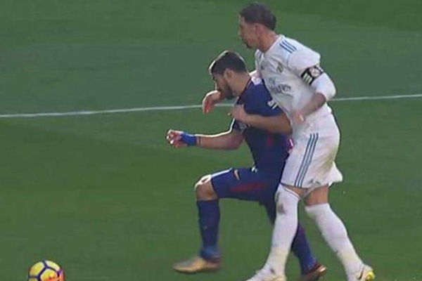 Ramos nói gì về tình huống tát vào mặt Suarez ở 'siêu kinh điển'?
