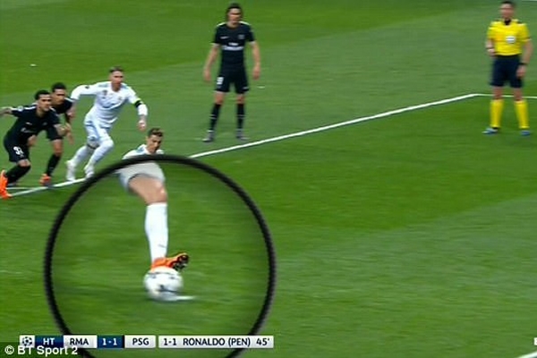 Kì lạ trái bóng tự xê dịch trước khi Ronaldo đá phạt đền