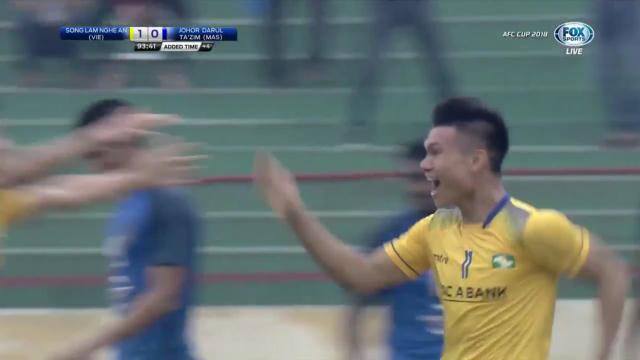 Video hai cầu thủ U23 Việt Nam tỏa sáng giúp SLNA đánh bại ĐKVĐ Malaysia
