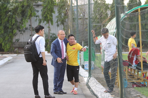 HLV Park Hang Seo và Hoàng Anh Tuấn cười nắc nẻ trong buổi tập của U19 VN