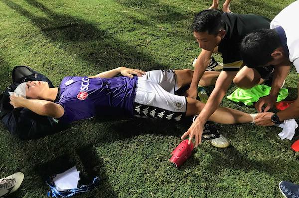 Cầu thủ U23 VN bất động, nhập viện gấp sau pha va chạm ở V-League