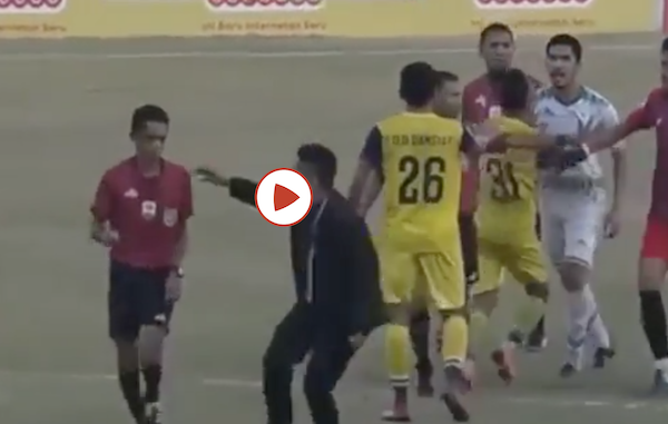 VIDEO: Cầu thủ Indonesia đuổi đánh trọng tài như phim hành động
