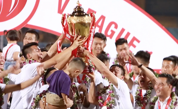 VIDEO: CLB Hà Nội nâng cao cúp vô địch V-League sau màn vùi dập Cần Thơ