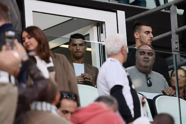 Cuộc điện thoại định mệnh và phút ‘bút sa gà chết’ của Ronaldo