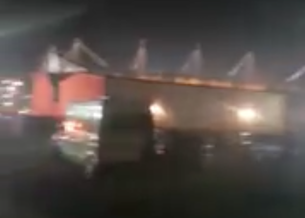 VIDEO: Hai cảnh sát bất chấp nguy hiểm lao vào đám cháy cứu ông Vichai