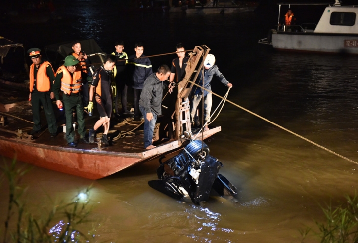 Tìm thấy 2 người chết cùng chiếc Mercedes rơi xuống sông Hồng