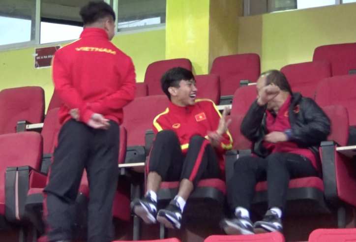 VIDEO: HLV Park 'doạ đánh' Văn Hậu, bắt nạt Quang Hải trong trận thắng đậm Đài Loan